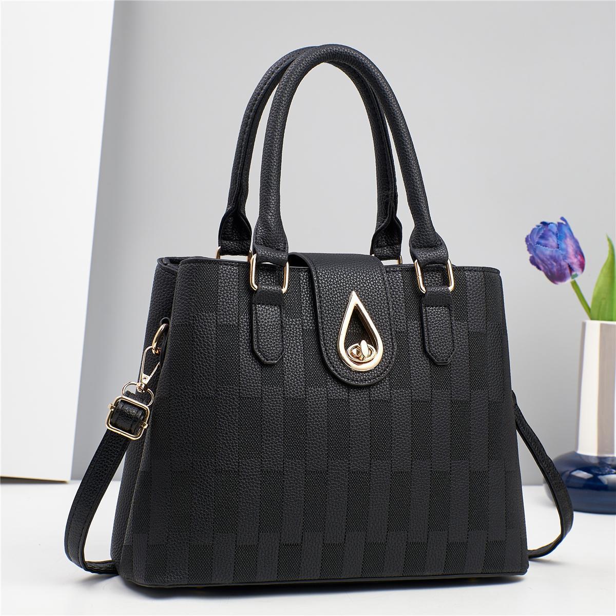 Cartera elegante negra con detalle dorado