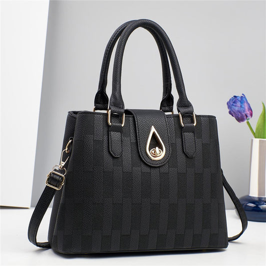 Cartera elegante negra con detalle dorado