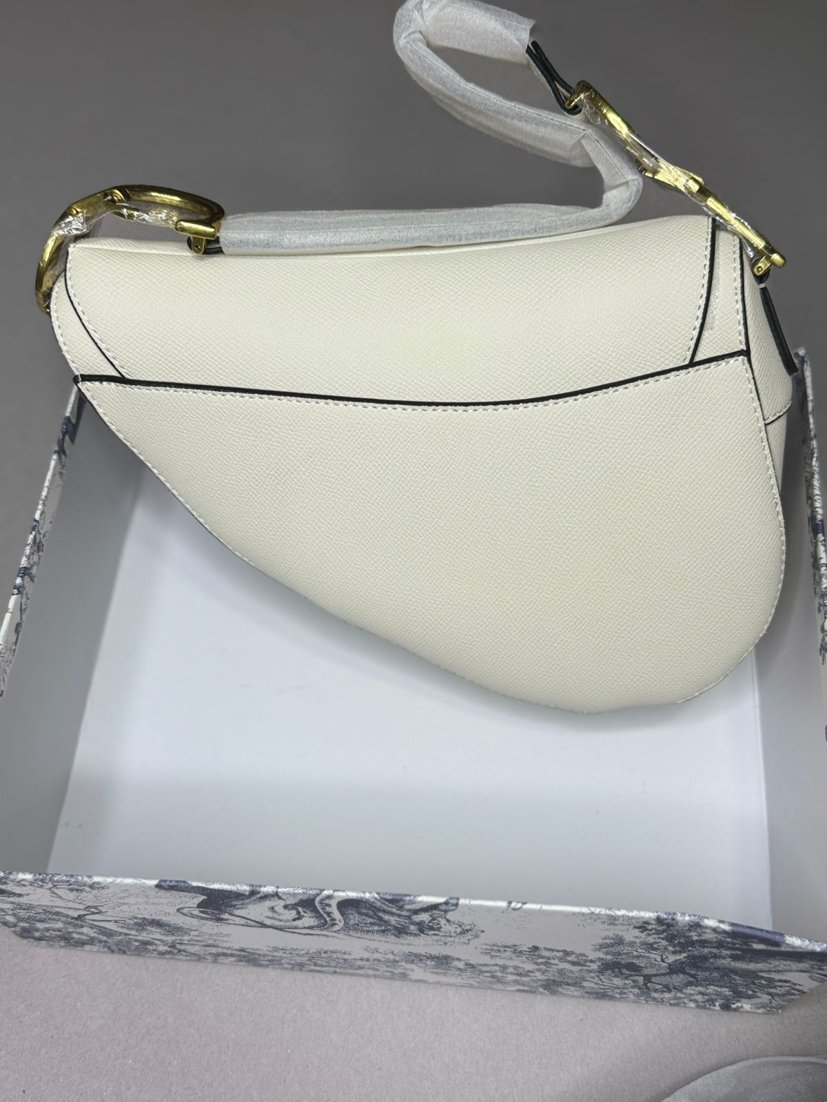 Bolso de Lujo en Piel Blanca con Diseño Asimétrico AAA
