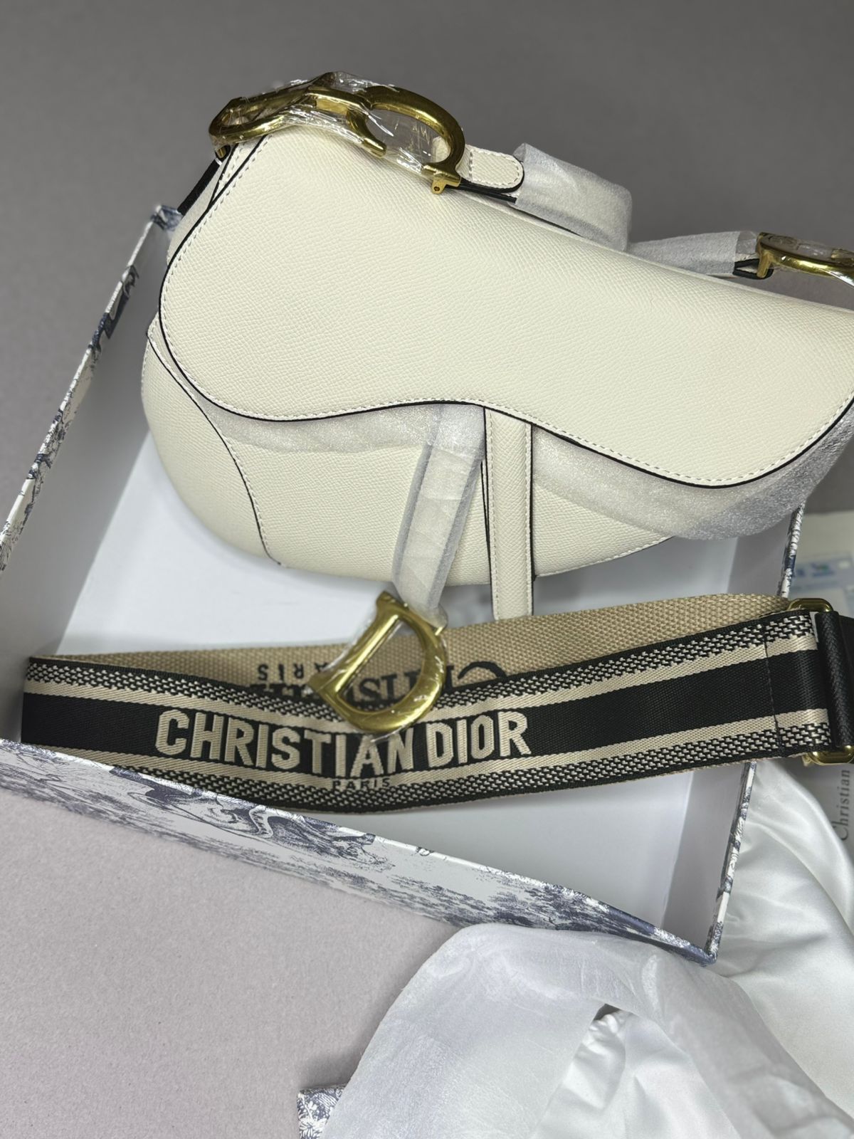Bolso de Lujo en Piel Blanca con Diseño Asimétrico AAA