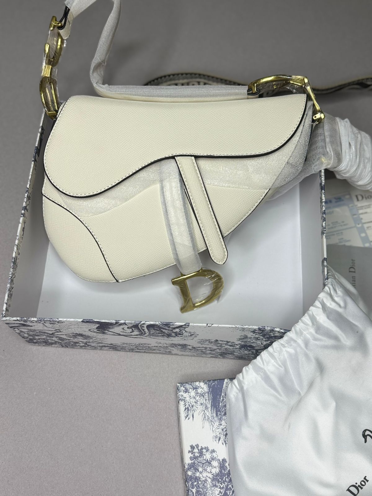 Bolso de Lujo en Piel Blanca con Diseño Asimétrico AAA