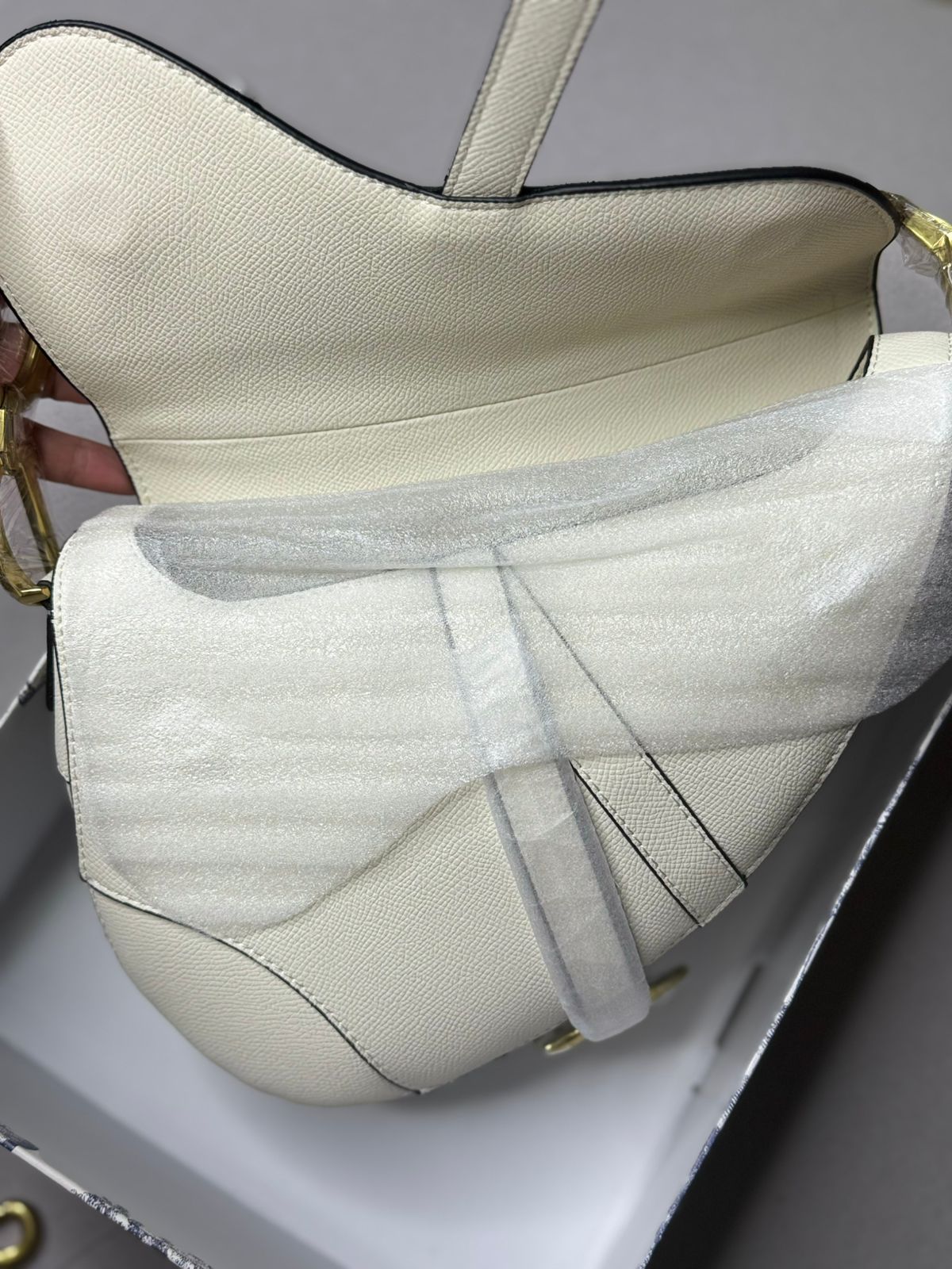 Bolso de Lujo en Piel Blanca con Diseño Asimétrico AAA