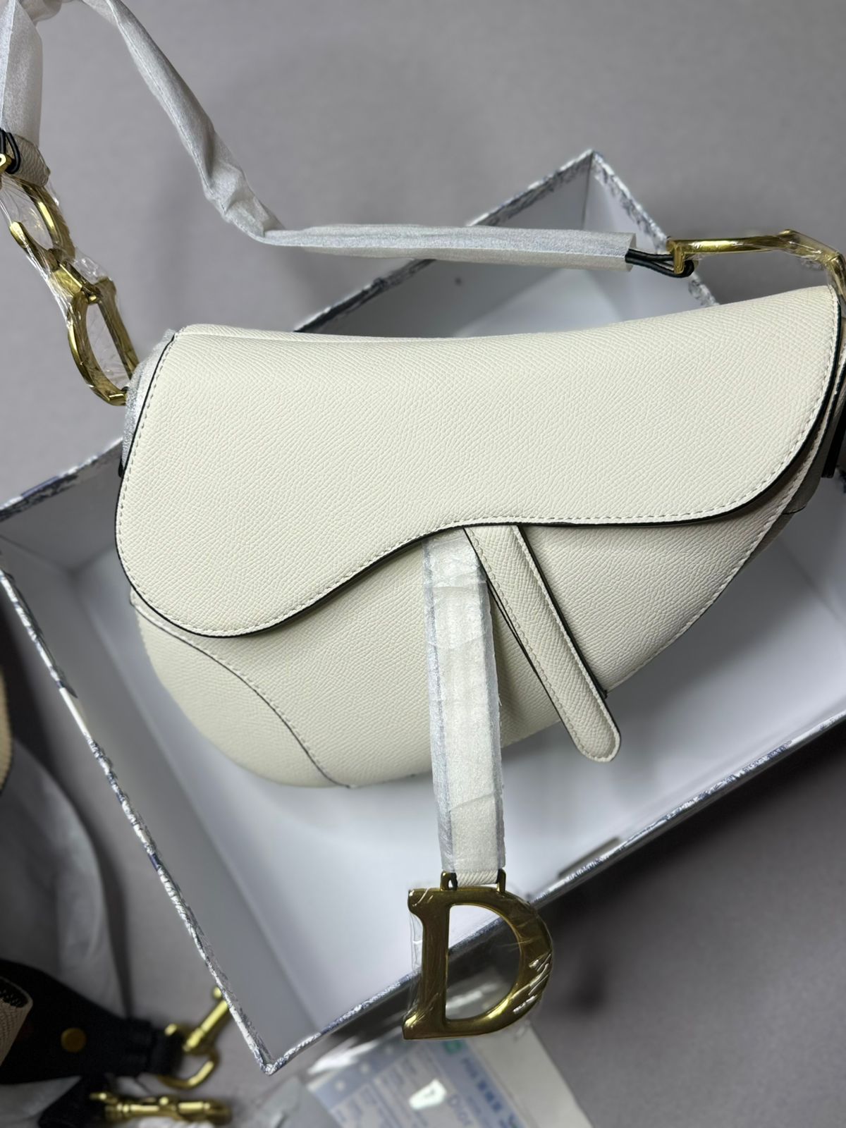 Bolso de Lujo en Piel Blanca con Diseño Asimétrico AAA