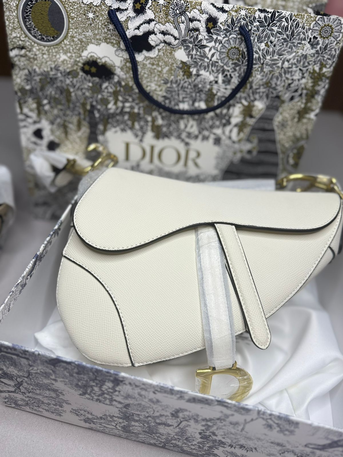 Bolso de Lujo en Piel Blanca con Diseño Asimétrico AAA